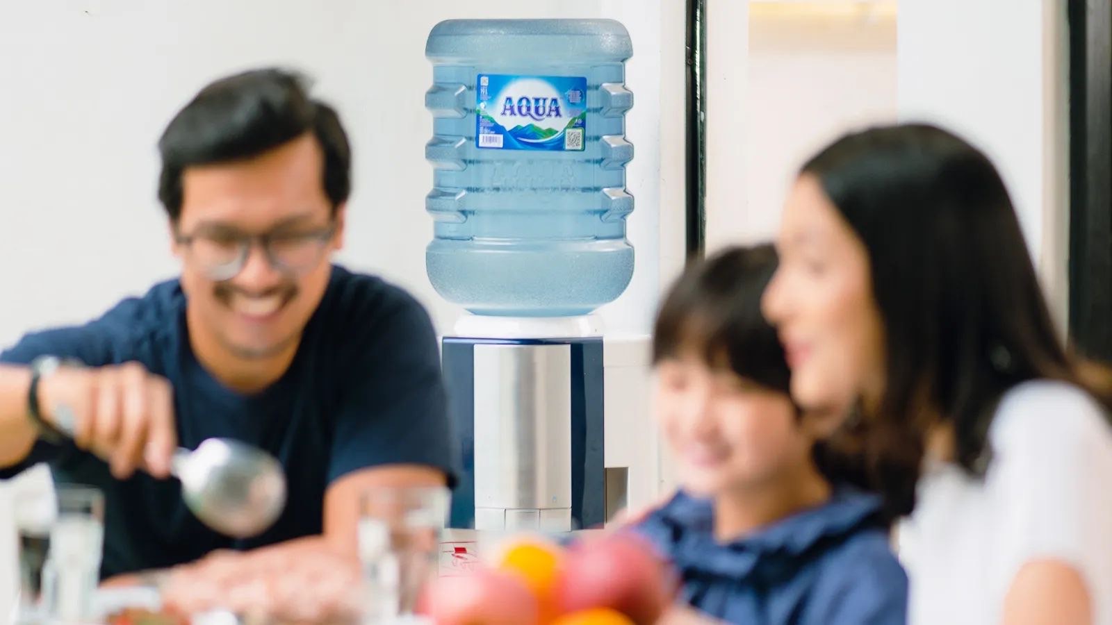 PUNCAKI: Merek air minum dalam kemasan (AMDK) Aqua kembali menempati posisi teratas sebagai merek yang paling dipercaya konsumen