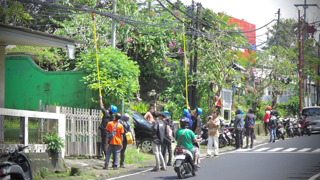 Diskominfosan Bangli Bersama penyedia layanan bergerak merapikan kabel semrawut, Selasa (10/3/2026). 