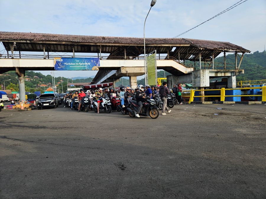 Suasana di Pelabuhan Padangbai, Karangasem, Rabu (11/3/2026).