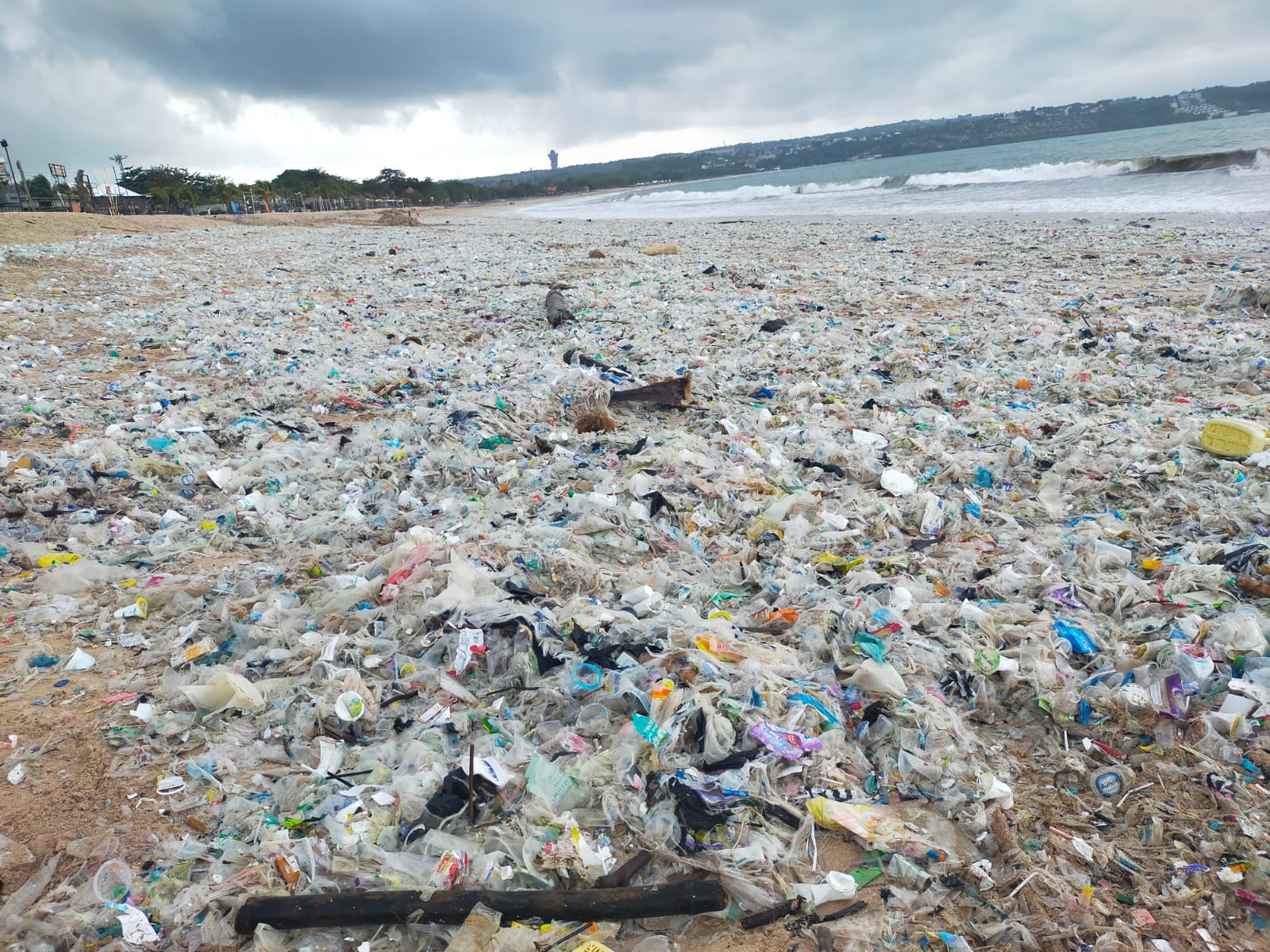 Kondisi sampah kiriman yang menepi di Pantai Kedonganan, Kecamatan Kuta, Kamis (12/3).