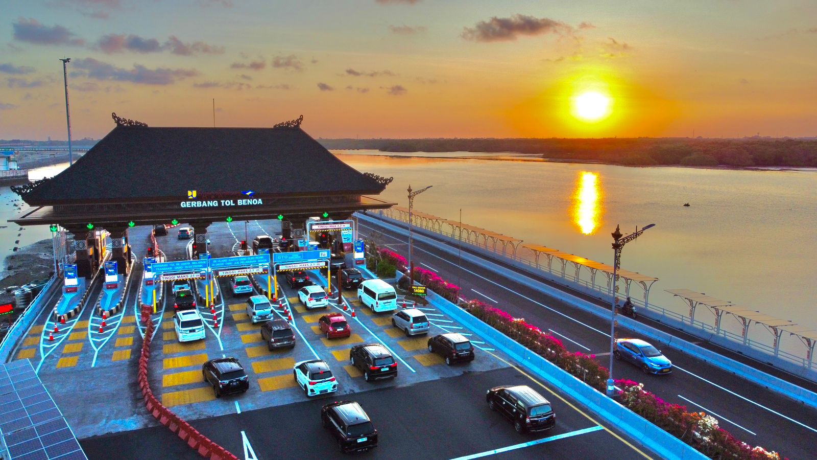 Salah satu gerbang tol di Jalan Tol Bali Mandara yang akan ditutup saat Hari Raya Nyepi, Kamis (19/3).