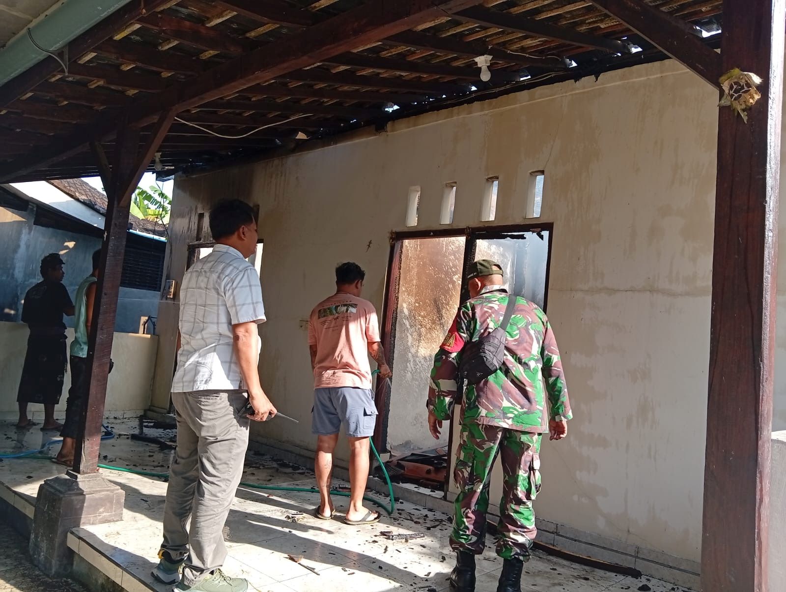 Tim Identifikasi Polres Jembrana olah TKP peristiwa kebakaran di Banjar Dangin Pangkung, Desa Pekutatan, Kecamatan Pekutatan, Jembrana, Kamis (12/3/2026).