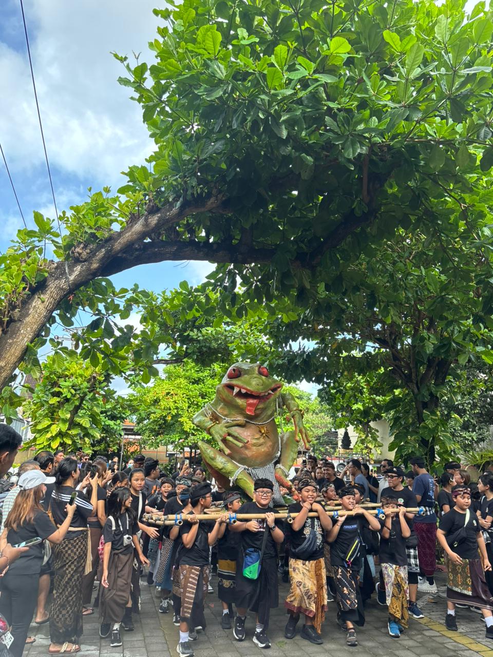 PARADE : Parade ogoh-ogoh oleh SD Bali Publik School.