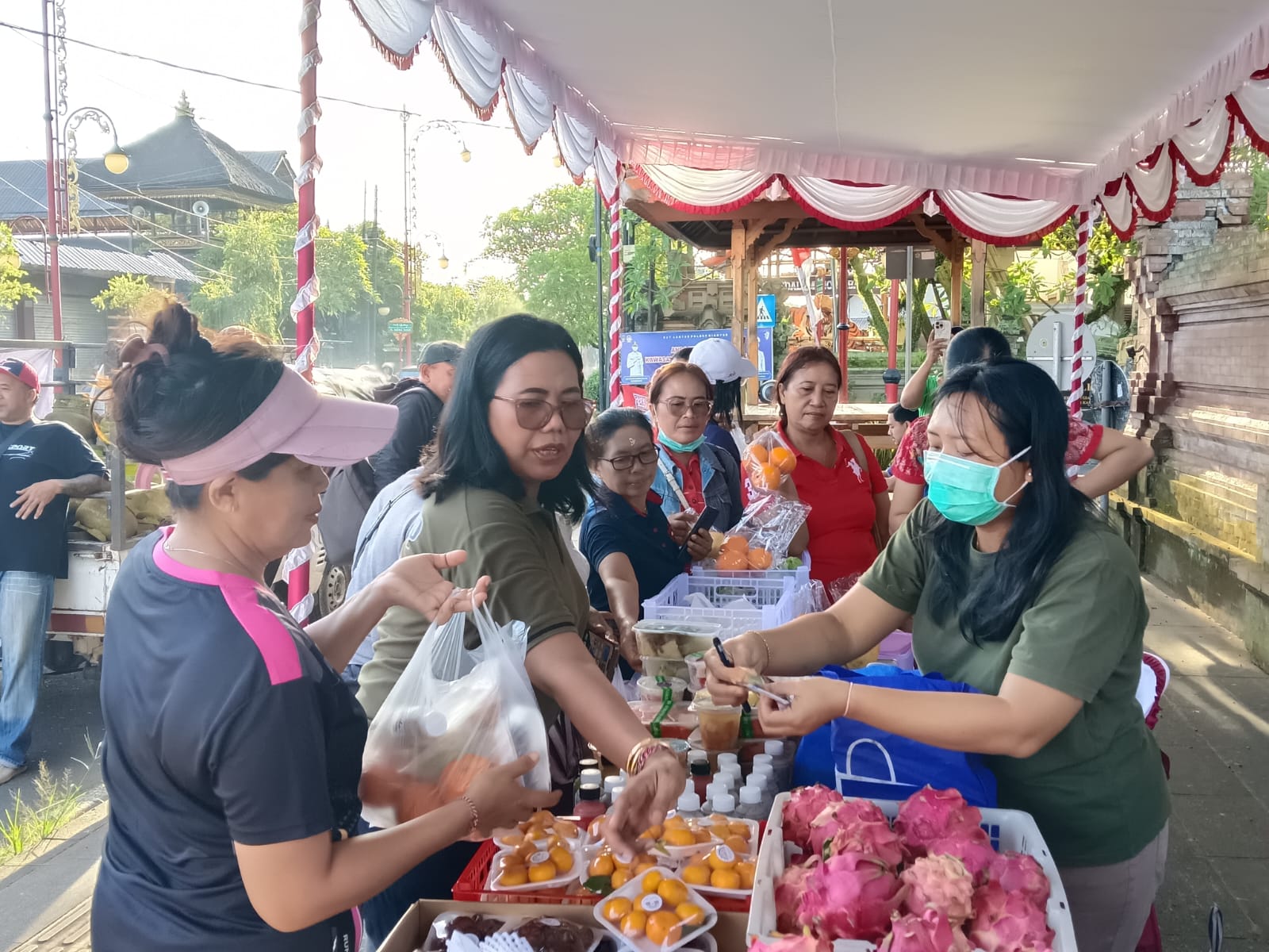 MURAH : Gerakan Pangan Murah (GPM) di sisi utara Alun-alun Kota Gianyar, Jumat (13/3). 
