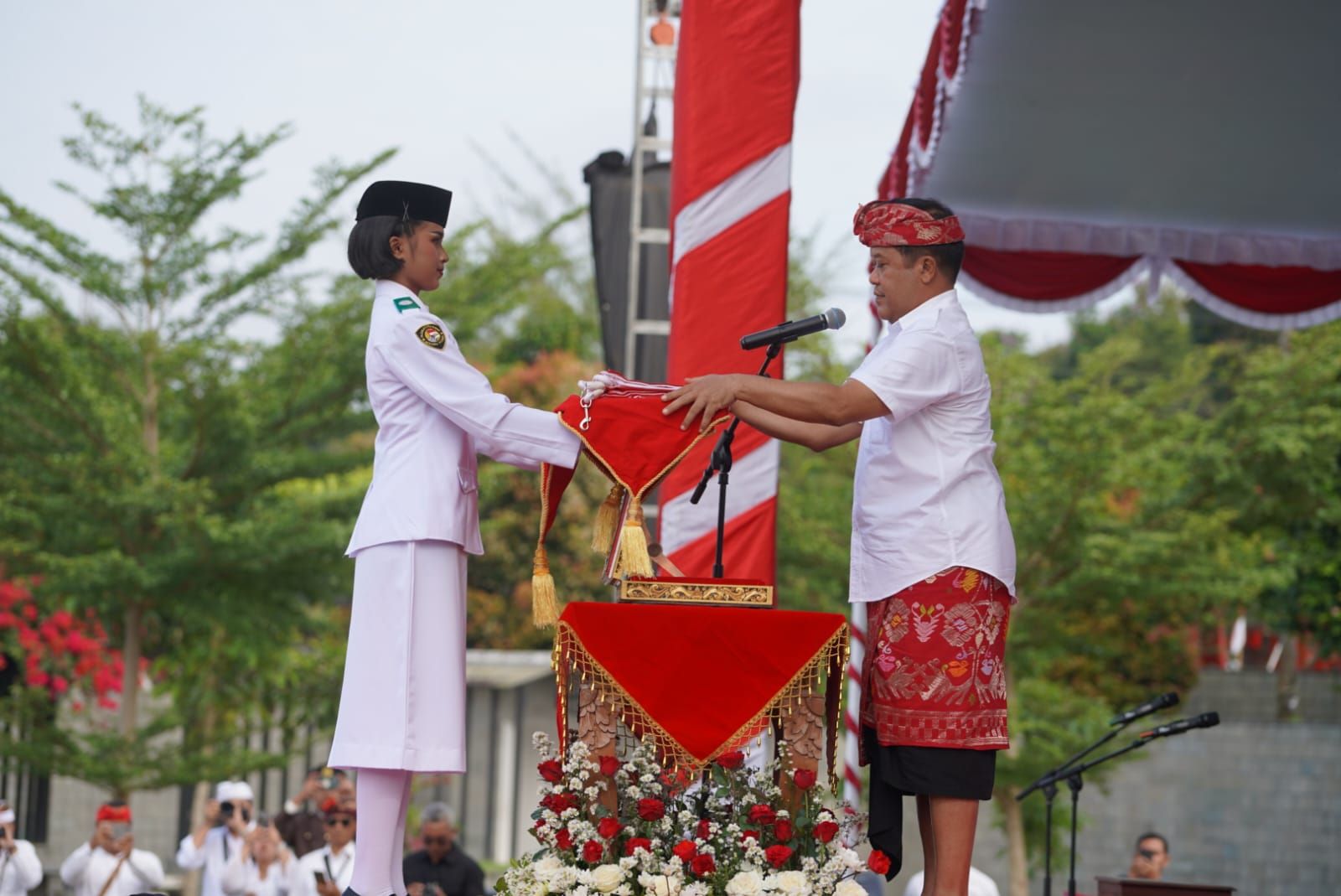 Paskibraka bertugas saat Hari Kemerdekaan RI di Alun-Alun Bangli tahun 2025.