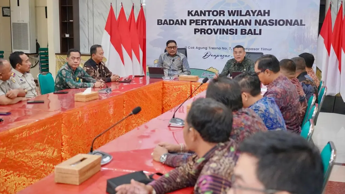 Wakil Menteri Agraria dan Tata Ruang/Wakil Kepala Badan Pertanahan Nasional (Wamen ATR/Waka BPN), Ossy Dermawan, mengapresiasi kinerja jajaran Provinsi Bali saat sharing session bersama seluruh jajaran Kantor Wilayah (Kanwil) BPN Provinsi Bali pada Senin (09/03)