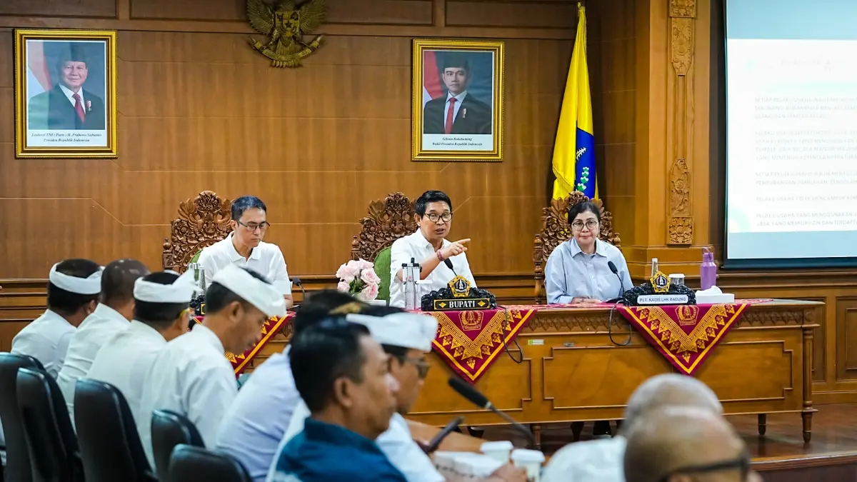 Bupati Adi Arnawa memimpin Rakor ASPER PSBS dengan para pengelola jasa pengangkutan sampah di Kabupaten Badung, di Ruang Kriya Gosana, Puspem Badung, Minggu (15/3). (PROKOMPIM SETDA BADUNG)