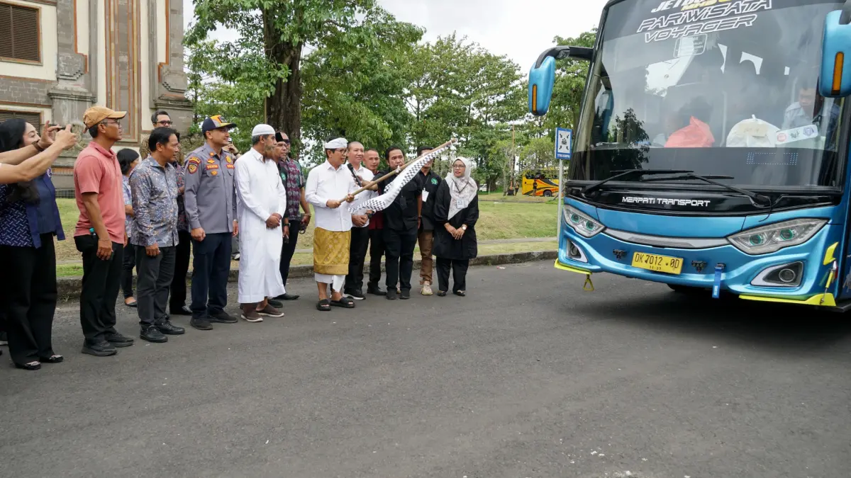 Bupati Badung, I Wayan Adi Arnawa, secara resmi melepas peserta program mudik gratis tahun 2026, dengan pengibaran bendera di depan lobi Balai Budaya Giri Nata Mandala, Pusat Pemerintahan (Puspem) Badung, Sabtu (14/03). 