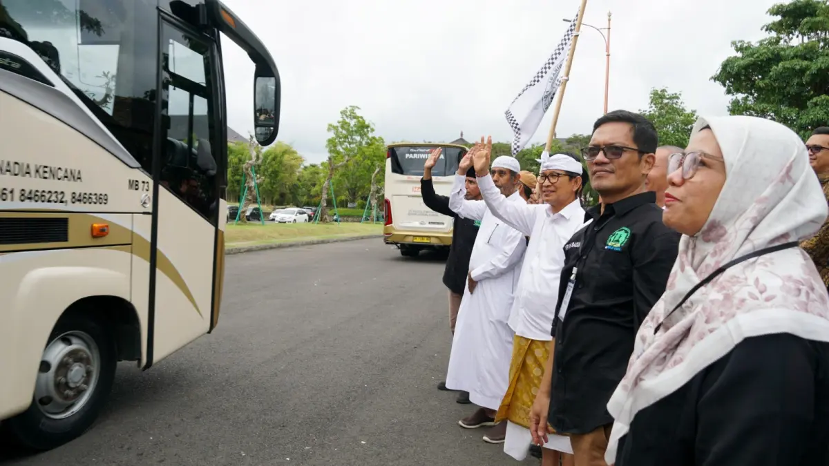 Bupati Wayan Adi Arnawa melepas peserta program mudik gratis tahun 2026 di Balai Budaya Giri Nata Mandala, Puspem Badung, Sabtu (14/3). (PROKOMPIM SETDA BADUNG)