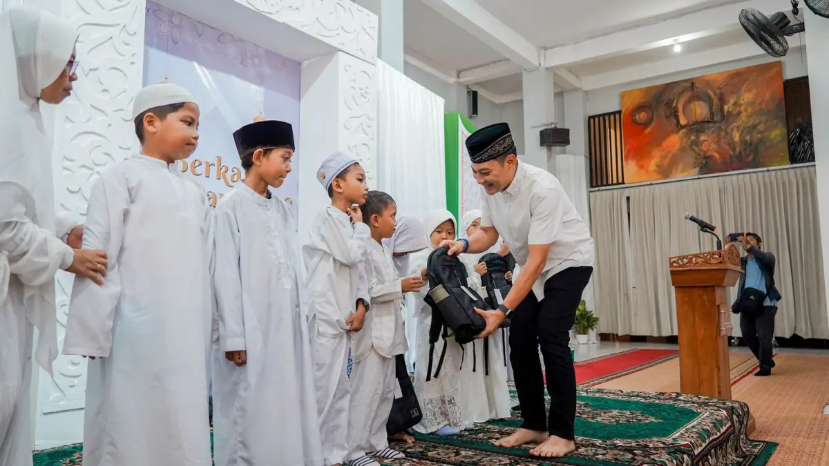 General Manager The Nusa Dua ITDC, I Made Agus Dwiatmika saat menyerahkan santunan kepada anak yatim di Masjid Agung Ibnu Batutah, Jumat (13/3). (Istimewa)