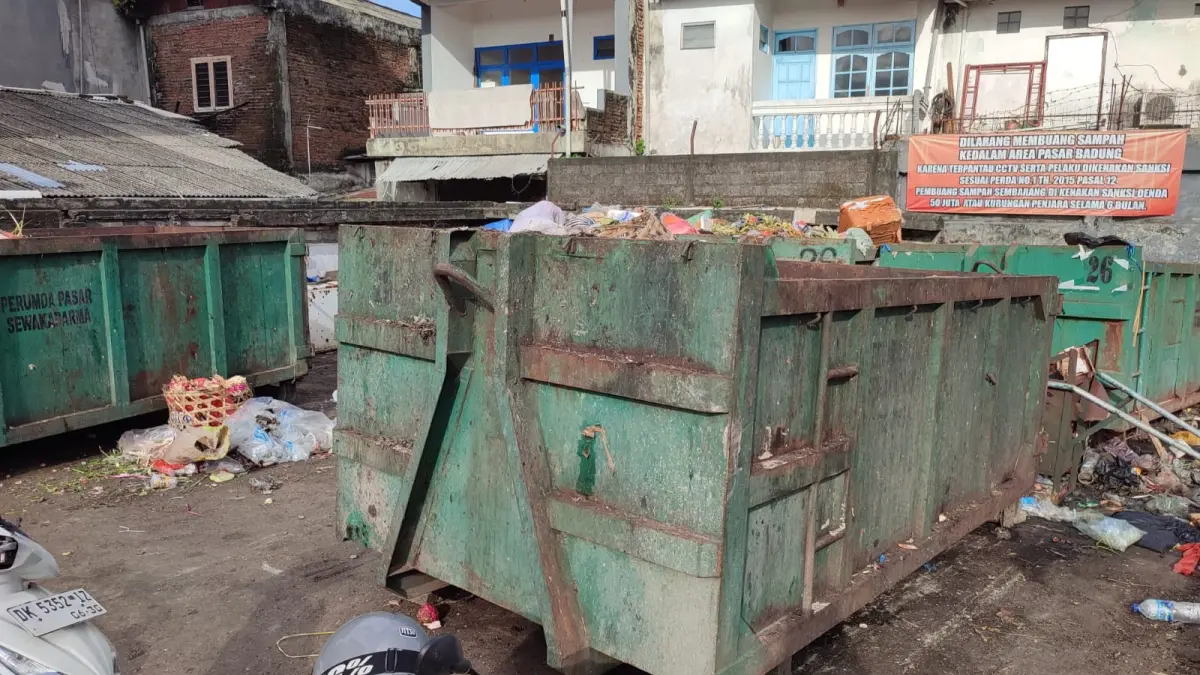 Kondisi sampah di tempat penampungan sementara di Pasar Badung, Jalan Gajah Mada, Kota Denpasar. (Agung Bayu/Bali Express)
