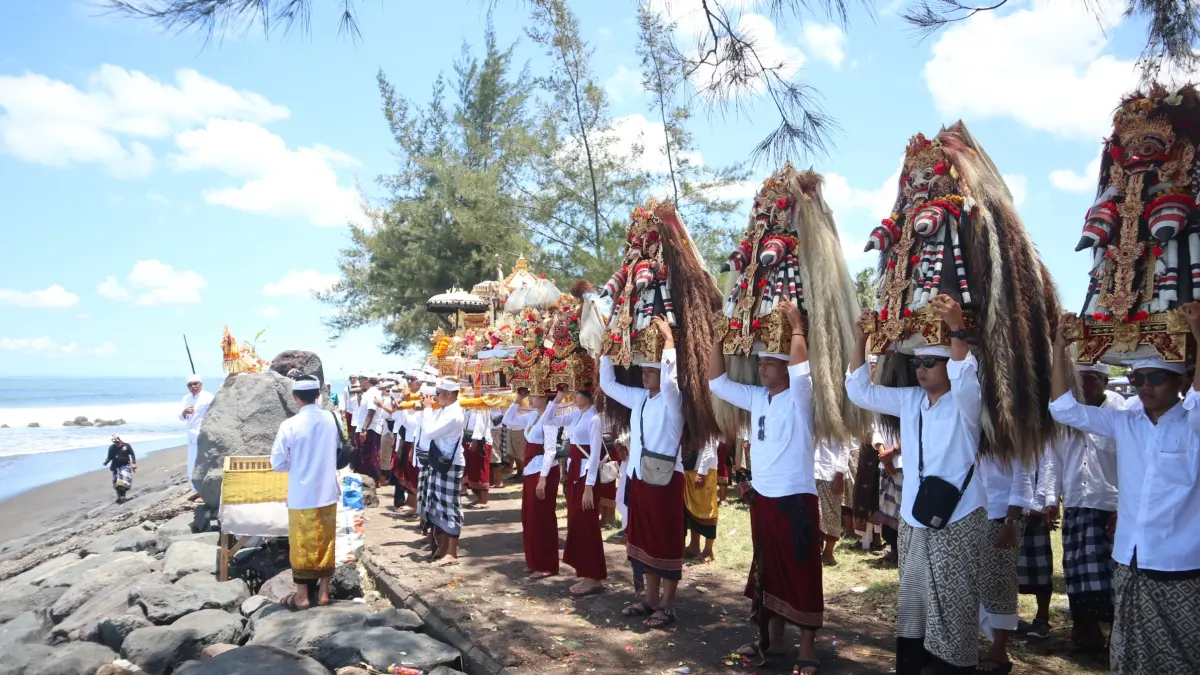 MELASTI : Prosesi melasti Desa Adat Sebali, Desa Keliki, Tegallalang di Pantai Masceti.