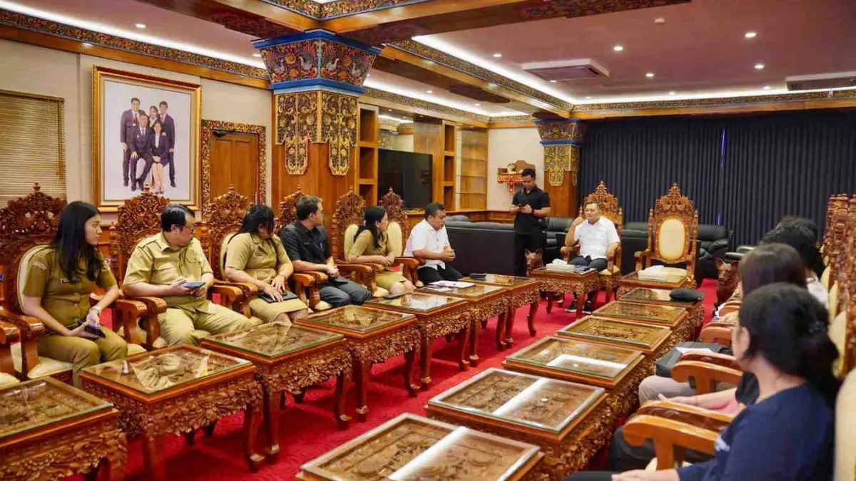 RAPAT : Bupati Mahayastra pimpin rapat persiapan penyusunan LKPD Unaudited tahun 2025.