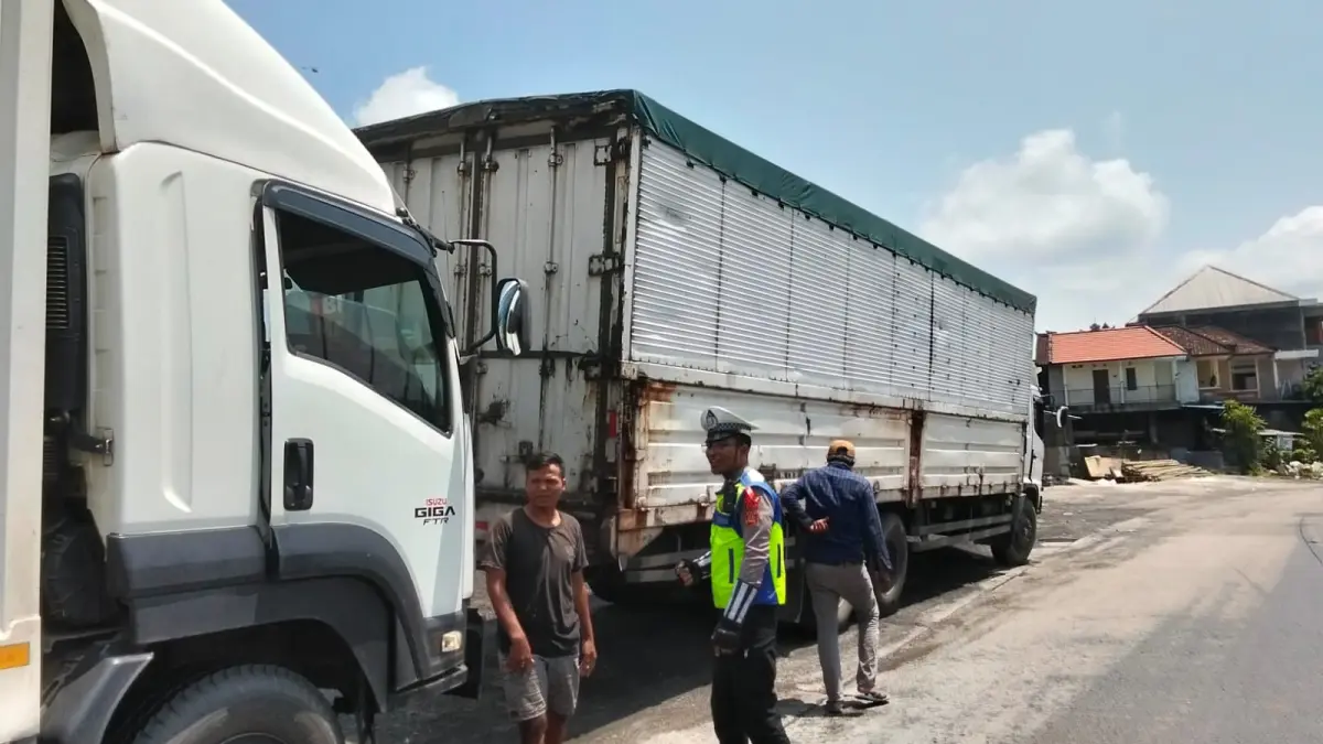Salah satu truk tronton yang diminta berhenti di Terminal Tipe A Mengwi, guna mengantisipasi kemacetan. (Istimewa)