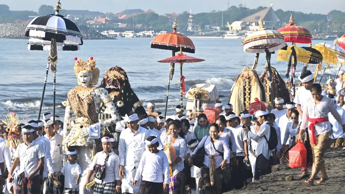Suasana prosesi melasti di Pantai Padang Galak, Denpasar, Senin (16/3). (Agung Bayu/Bali Express)