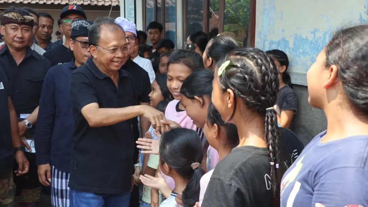 TINJAU:&nbsp;Gubernur Bali,&nbsp;Wayan Koster, meninjau langsung kerusakan akibat banjir yang melanda&nbsp;SD Negeri 5 Banjar&nbsp;di Kecamatan Banjar, Kabupaten Buleleng, Minggu (14/3).