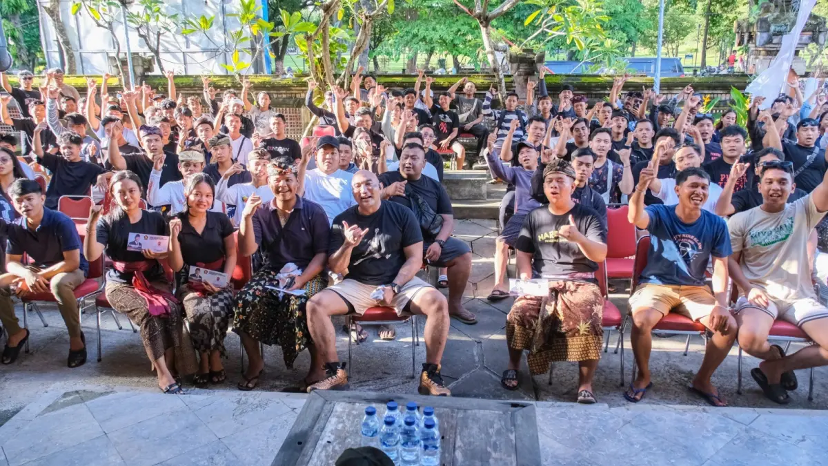 De Gadjah Serahkan Donasi ke Ratusan STT Denpasar 