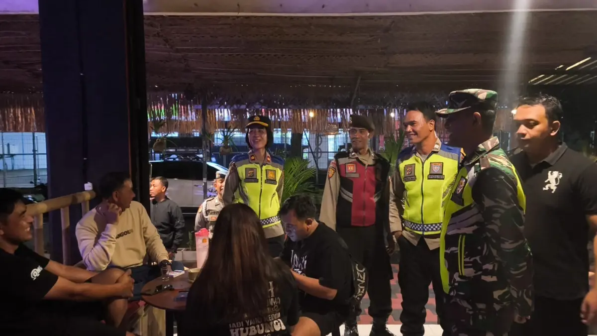 PATROLI : Patroli gabungan TNI-Polri di wilayah Kecamatan Blahbatuh.