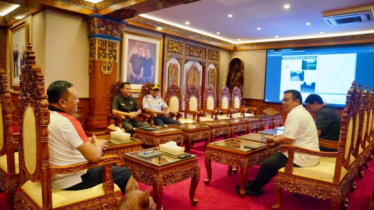 RAPAT : Bupati Gianyar pimpin rapat persiapan pengamanan dua hari suci agama.
