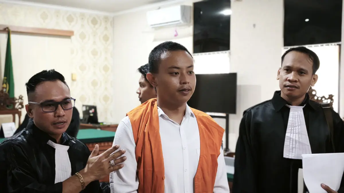 Terdakwa Tomy Priatna Wiria didampingi Penasihat Hukum dari LABHI Bali Made "Ariel" Suardana di ruang sidang PN Denpasar. (Bali Express/I Gede Paramasutha)