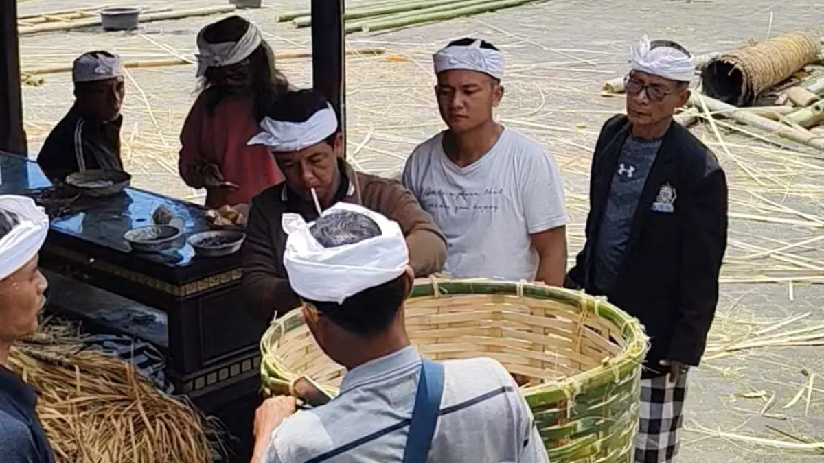 Krama menyiapkan sarana Ngusaba Kadasa di Pura Ulun Danu Batur, Desa Adat Batur, Kecamatan Kintamani, Bangli. (Ist)