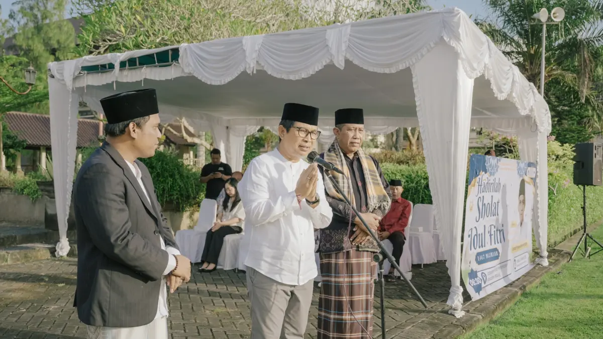 Bupati Adi Arnawa saat menghadiri pelaksanaan Shalat Id di Lapangan Mangupraja Mandala, Puspem Badung, Sabtu (21/3). (PROKOMPIM SETDA BADUNG FOR BALI EXPRESS)