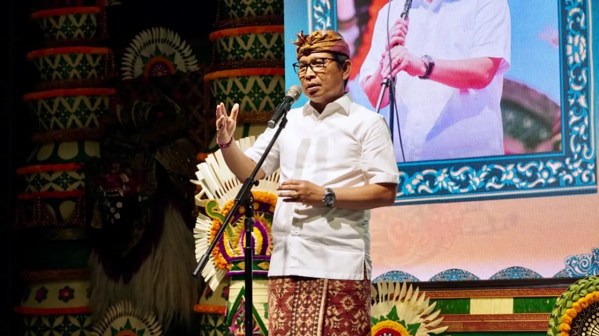 Bupati Adi Arnawa saat menutup perlombaan Jegeg Bungan Desa 2026 serangkaian Festival Seni Budaya XIV Desa Adat Kuta di Open Stage Majelangu, Pura Segara Kuta, Sabtu (21/3). (PROKOMPIM SETDA BADUNG FOR BALI EXPRESS)