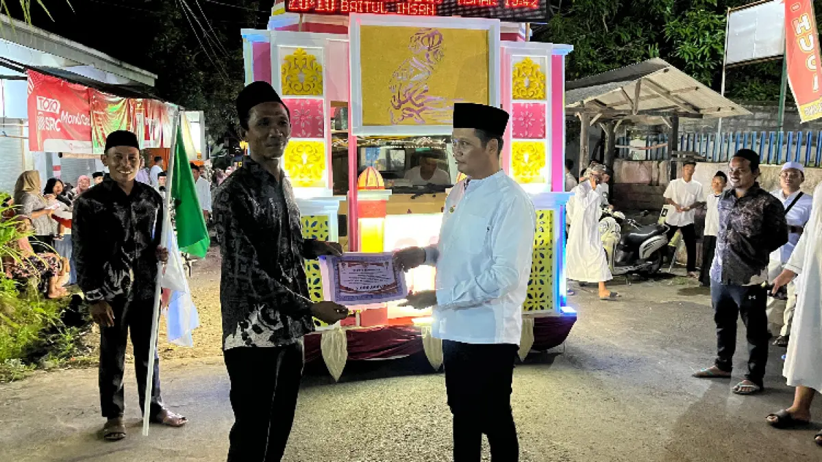 Bupati Jembrana I Made Kembang Hartawan saat melepas parade mobil hias malam takbiran di Desa Yeh Sumbul.