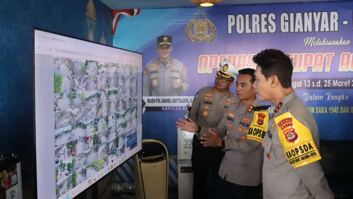 DITINJAU : Pos Pelayanan Masceti Gianyar ditinjau Kapolda Bali kawal arus balik nyepi dan Idulfitri.