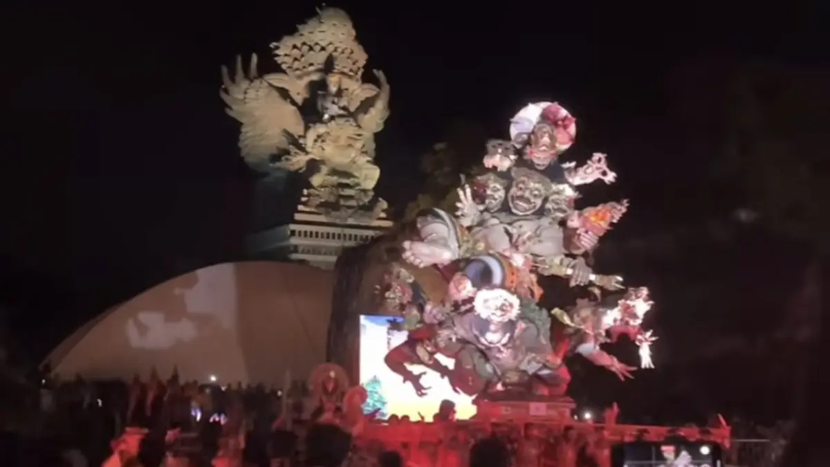 Penampilan Ogoh-ogoh “Roga Sanggara Bumi” karya Sekaa Teruna Yowana Pratyaksa dari Banjar Bualu, Desa Adat Bualu saat tampil di GWK Cultural Park, Minggu (22/3). (istimewa)