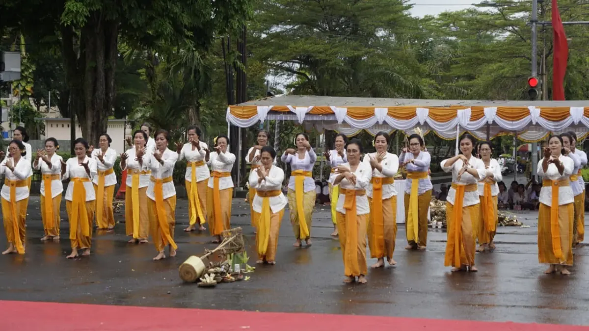 Prosesi Tawur Agung Kesanga Kabupaten Jembrana yang digelar di Catus Pata Simpang Surapati, Kelurahan Dauhwaru, Jembrana, Rabu (18/3/2026).