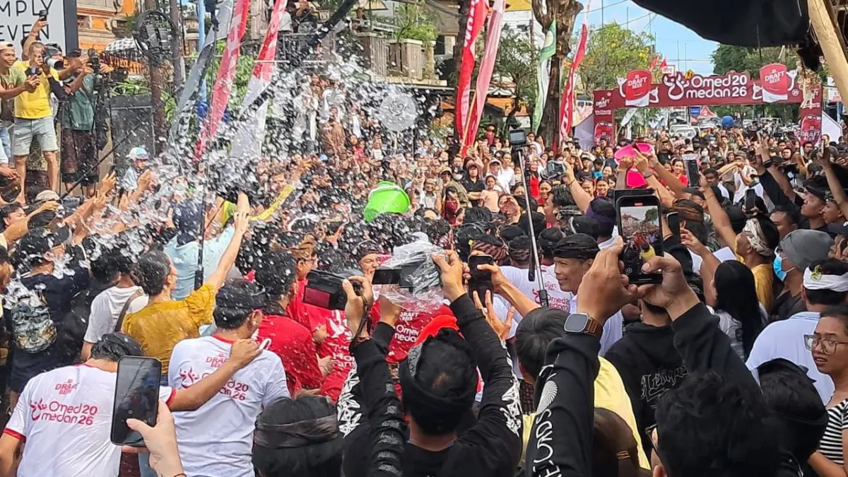 Astra motor Bali &nbsp;dukung pelestarian tradisi Omed-omedan dan dorong UMKM lokal.
