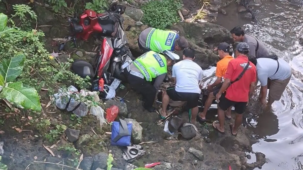 Kecelakaan tunggal di Desa Antap, Tabanan, Senin (23/3/2026). Korban jatuh ke jurang sedalam 6 meter.&nbsp;(Ist)

&nbsp;