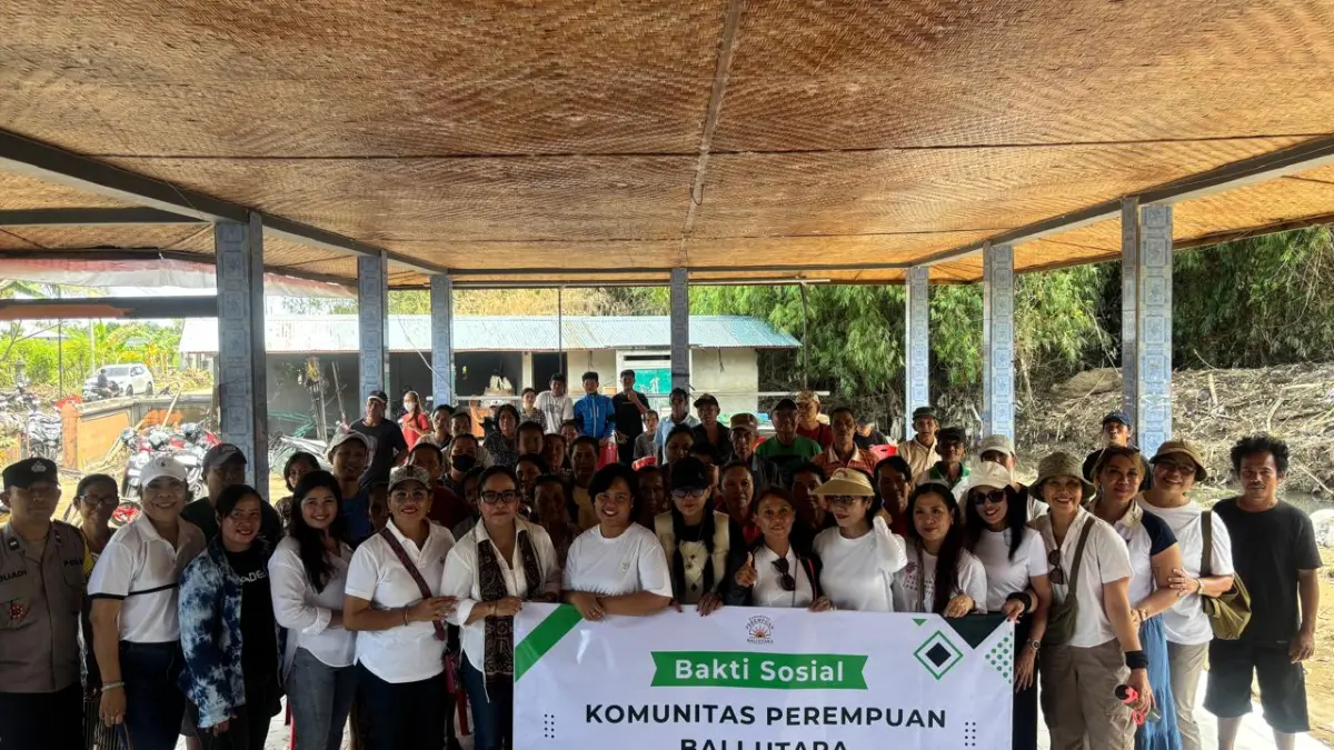 Komunitas Perempuan Bali Utara melakukan bakti sosial ke desa Kalianget yang terdampak banjir.