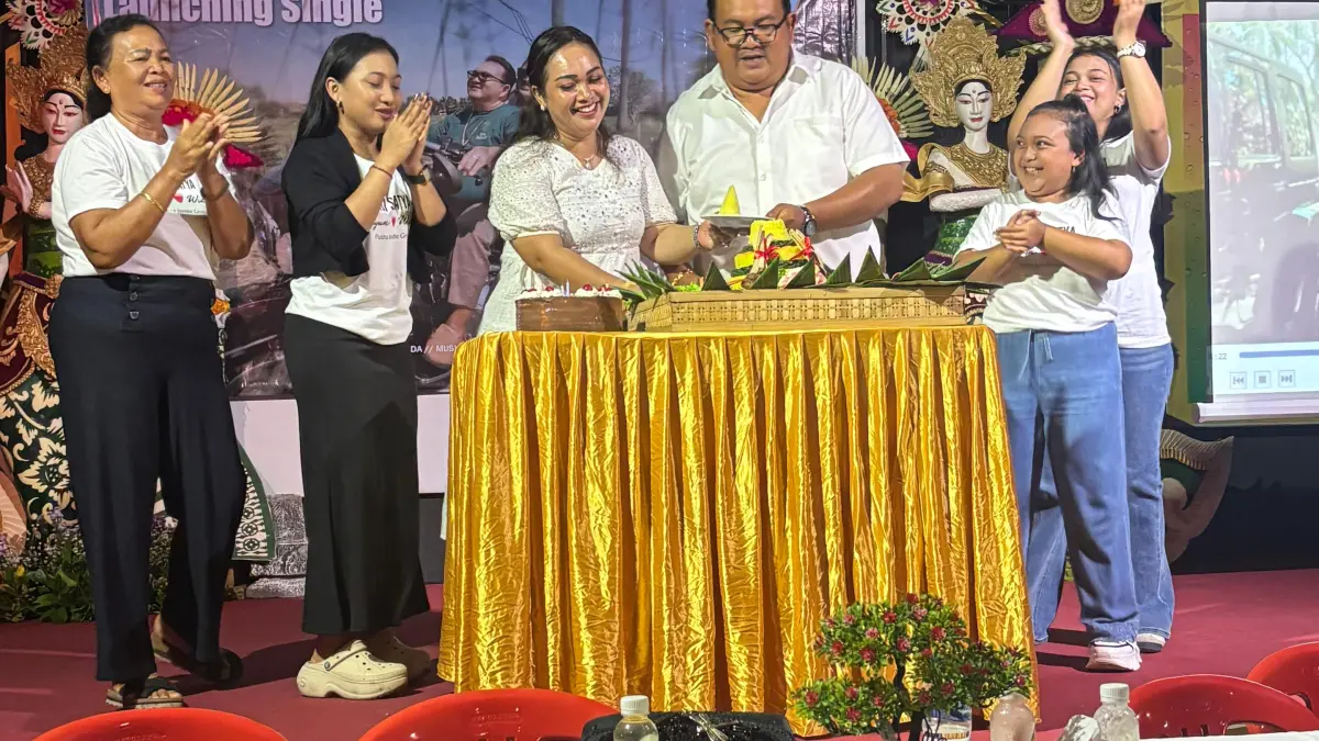 LAGU : Peluncuran lagu perdana Bandesa Adat Tegal Tamu yang berjudul Janji Satya.
