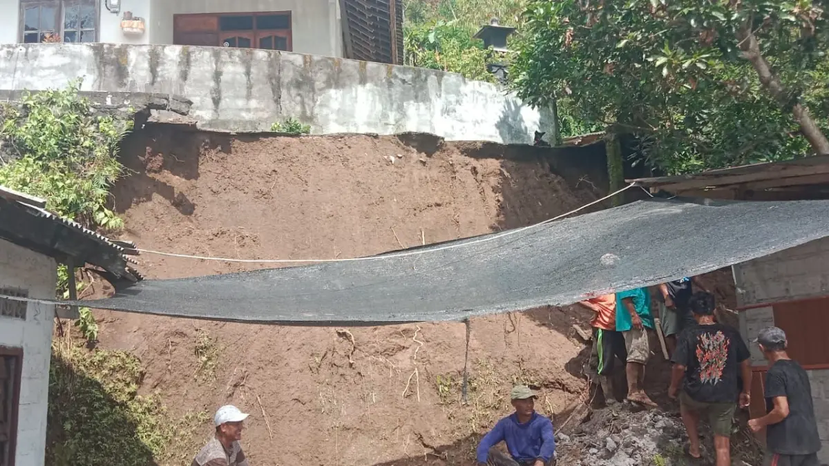 Longsor yang terjadi di Desa Sibuk, Kecamatan Busungbiu, Buleleng akibat hujan deras disertai angin kencang. (Ist)