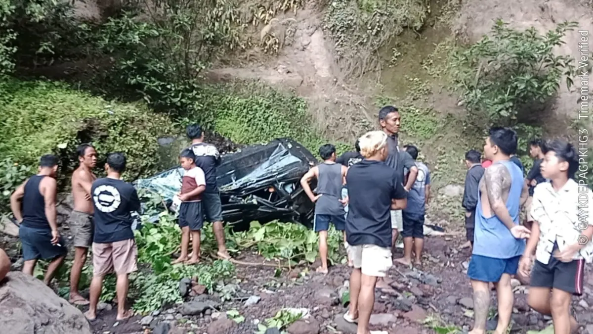 Mobil yang dikemudikan I Gede Eri Setiawan terjun ke jurang di Jalan Raya Rendang-Kubu, wilayah Banjar Temakung, Desa Ban, Kecamatan Kubu, Kabupaten Karangasem, Minggu (22/3/2026). (Ist)