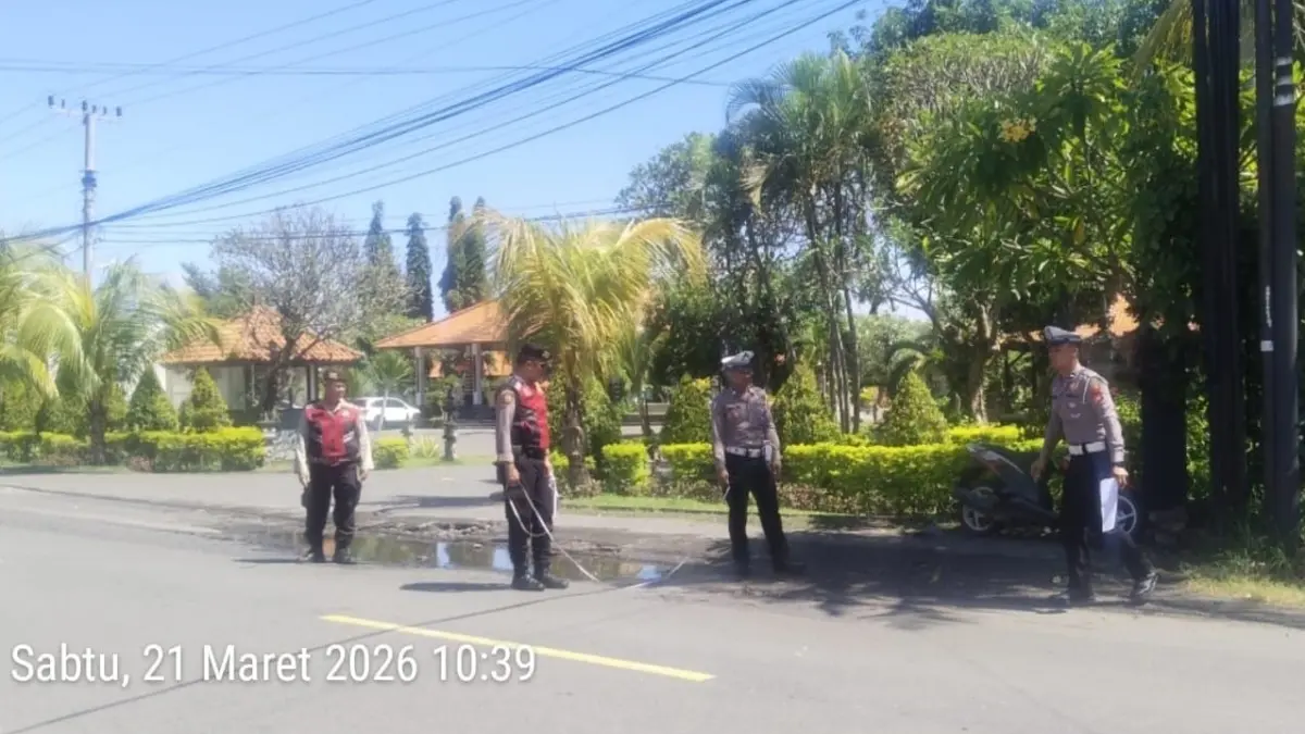 Polisi lakukan olah TKP di lokasi kecelakaan di Desa Pemuteran, Buleleng, Sabtu (21/3/2026). (Ist)