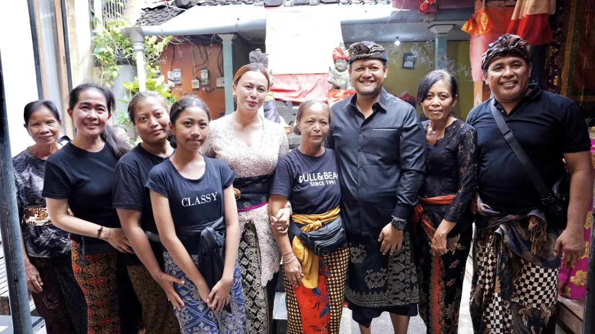 Wabup Bagus Alit Sucipta dan Nyonya Yunita Alit Sucipta saat menyerahkan dokumen Akta Kematian di Jalan Poppies Line II, Gang Ronta, Banjar Pering, Kuta, Senin (23/3). (PROKOMPIM SETDA BADUNG FOR BALI EXPRESS)