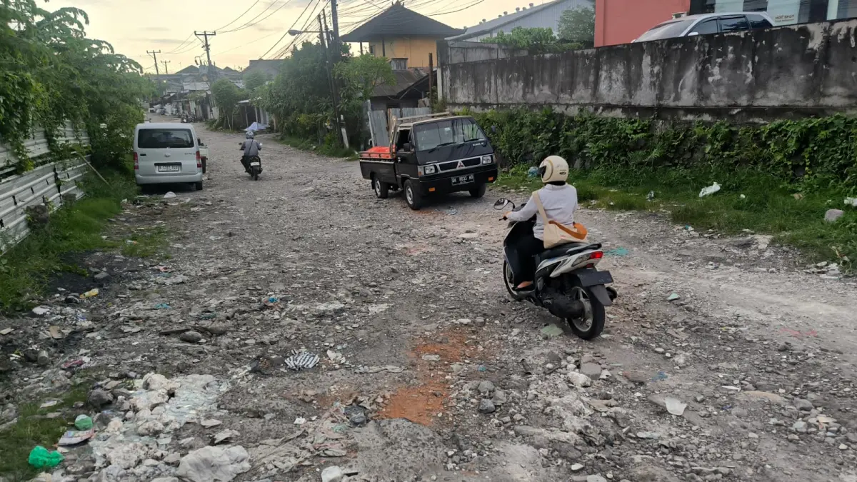 Kondisi Jalan Karya Makmur, Desa Ubung Kaja yang akan segera diperbaiki oleh Pemkot Denpasar. (Agung Bayu/Bali Express)
