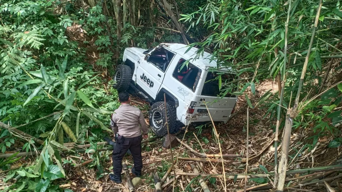 Mobil Feroza putih yang mengakut pegawai Dinas Pertanian Kabupaten Tabanan masuk jurang di wilayah Kecamatan Marga, Tabanan, Selasa (24/3/2026). (Ist)

&nbsp;