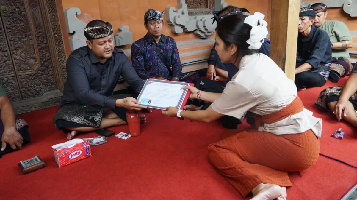 Wabup Bagus Alit Sucipta menyerahkan penghargaan tertib administrasi pengurusan akte kematian di Banjar Tiying Tutul, Desa Pererenan, Kecamatan Mengwi, Rabu (25/3). (PROKOMPIM SETDA BADUNG FOR BALI EXPRESS)