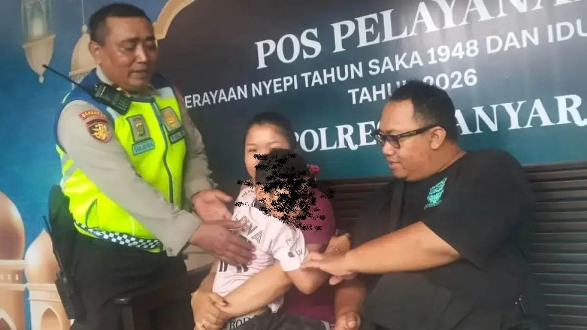 DIJEMPUT : Anak 4,5 tahun yang sempat tersesat akhirnya dijemput oleh keluarganya di Pos Pelayanan Masceti, Rabu (25/3).