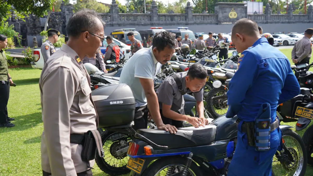 DIPERIKSA : Pemeriksaan kendaraan dinas Polres Gianyar.