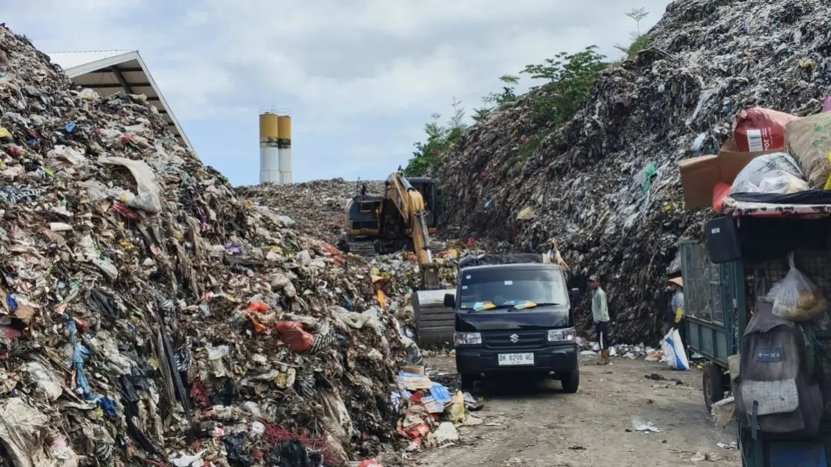 Kondisi tumpukan sampah di TPA Peh, Desa Kaliakah, Jembrana. (Riantory Warmadewa/Bali Express)