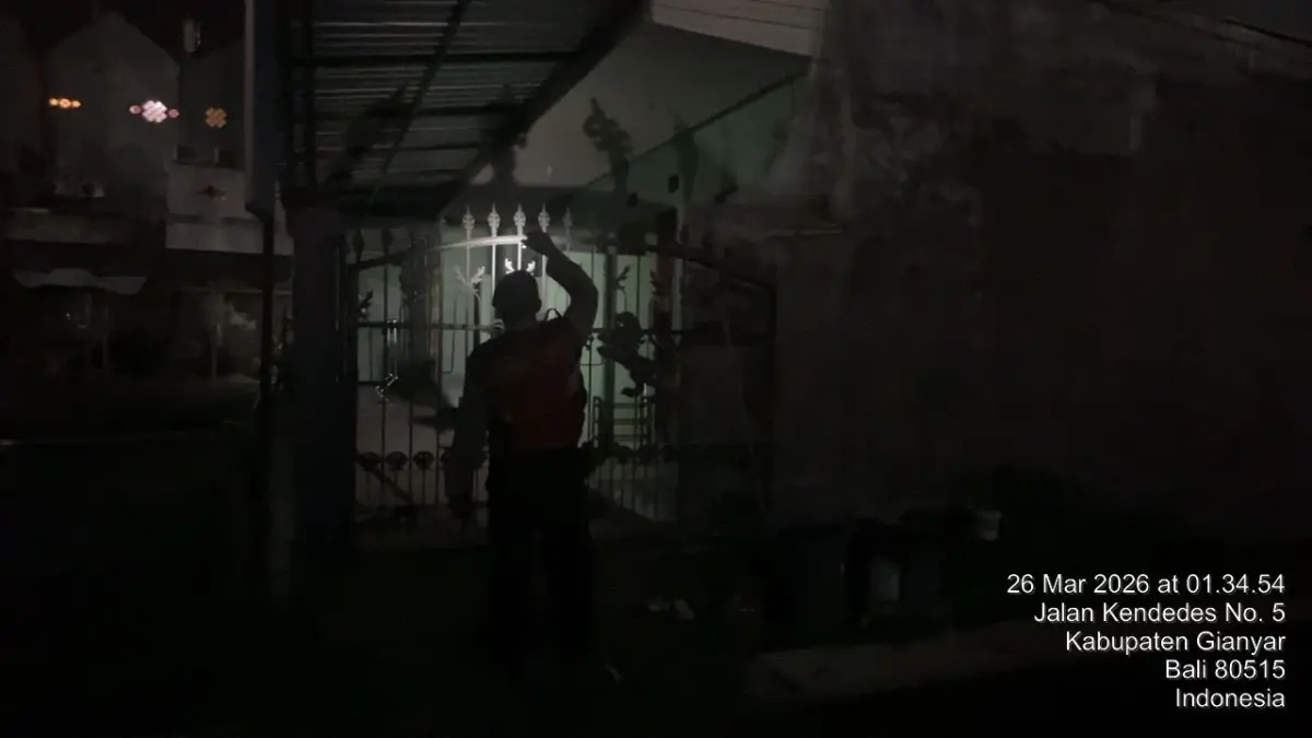 PATROLI : Sat Samapta Polres Gianyar lakukan patrol ke rumah warga yang ditinggal mudik.