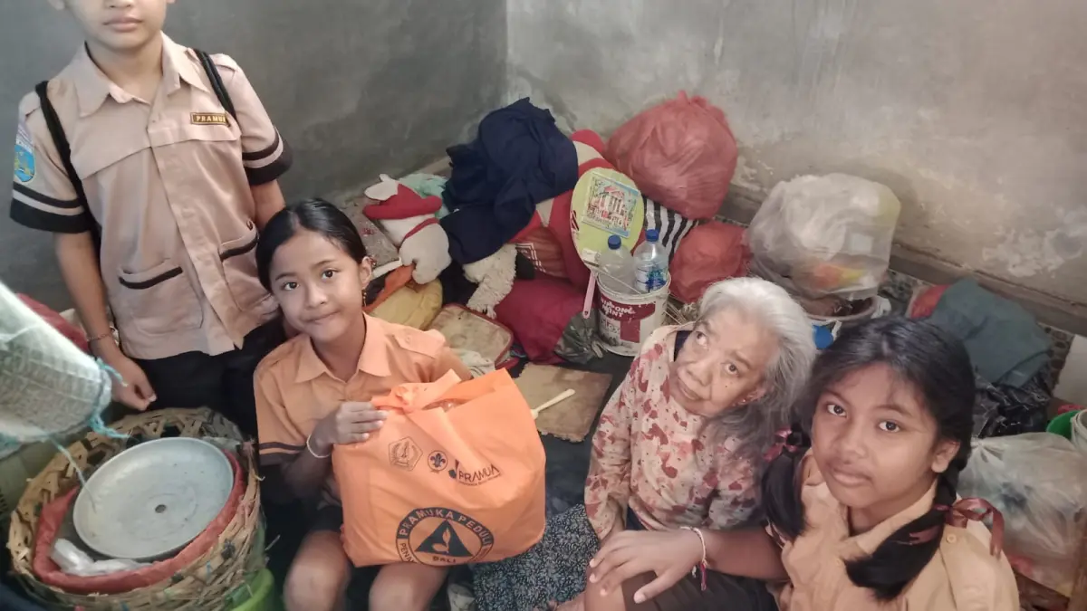 Pramuka Kwarcab Badung saat menyerahkan paket sembako kepada warga yang membutuhkan. (Istimewa)