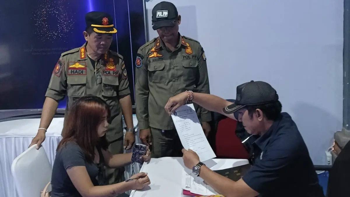 Satpol PP Badung saat melakukan pemeriksaan identitas Duktang di Terminal Tipe A Mengwi, Kamis (26/3). (Istimewa)
