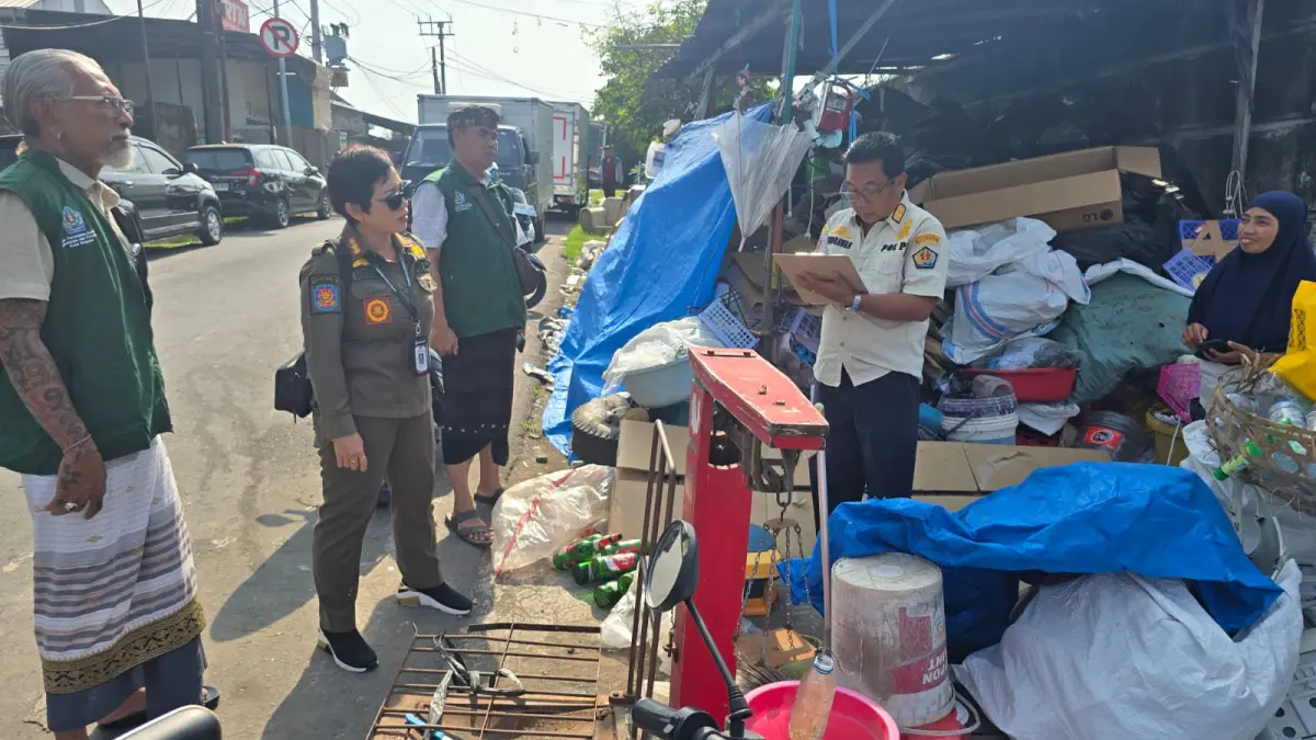Satpol PP Denpasar saat melaksanakan sidak kawasan kumuh di Jalan Cargo Sari, Denpasar Utara, Kamis (26/3). (Istimewa)