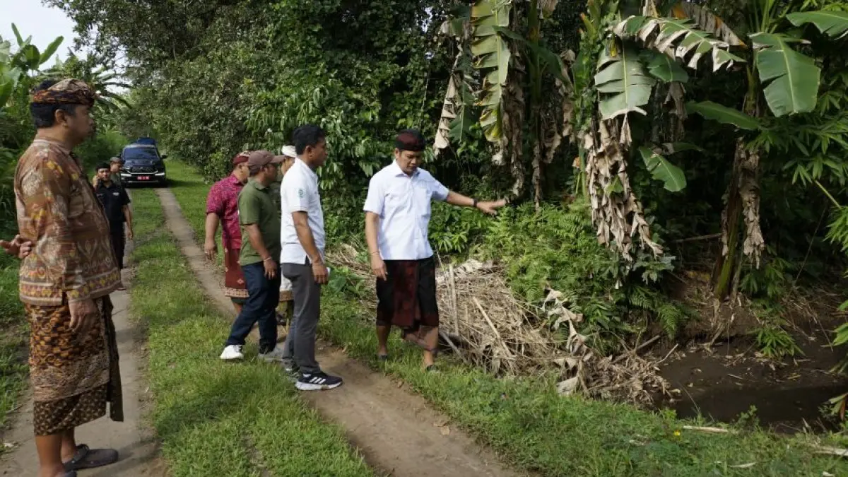 Bupati Jembrana I Made Kembang Hartawan meninjau langsung ruas jalan di Simpang Banjar Puseh-Banjar Dangin Pangkung, Desa Pekutatan, Kamis (26/3/2026). (Ist)